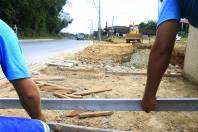 A construção da calçada na rua XV de Outubro, bairro Rio Bonito, em Pirabeiraba é mais um pedido atendido da comunidade através do Orçamento Participativo.  - Fotografo: Mauro Artur Schlieck - Data: 06/03/2012
