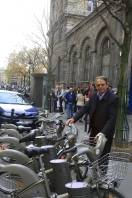 Durante sua viagem à Europa o prefeito de Joinville, Carlito Merss, conhece as biciletas que fazem parte do sistema VLIB em rua da área central de Paris. - Fotografo: Anildo Jorge - Enviado Especial Paris - Data: 24/10/2011