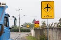 Nova sinalização próximo ao aeroporto para instalação do ILS - Fotografo: Rogerio da Silva - Data: 10/04/2014