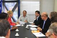 O prefeito Carlito Merss (C) e o secretário de Estado da Infraestrutura, Valdir Vital Cobalchini (D), falam sobre obras para Joinville. - Fotografo: Kátia Nascimento - Data: 07/05/2012