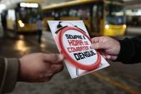 Agentes da dengue orientam passageiros nos terminais urbanos e Estação Rodoviária - Fotografo: Rogerio da Silva - Data: 24/07/2015