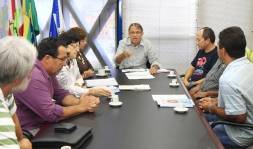 O prefeito Carlito Merss e a diretoria do Sindicato dos Mecânicos se reuniram nesta segunda-feira (07/5) para falar sobre o plano de recuperação da Busscar. - Fotografo: Kátia Nascimento - Data: 07/05/2012