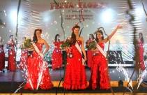 A nova rainha da Festa das Flores é Camila Tomio (C).  Alexsandra Júlia da Silva (D) foi eleita a 1ª Princesa, e Márian Bittencourt (E), a 2ª Princesa.  - Fotografo: Marcelo Caetano/Divulgação Fundação Turística - Data: 15/11/2012