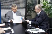 Superintendente da Infraero entrega o Plano Diretor do Aeroporto de Joinville - Fotografo: Jaksson Zanco - Data: 24/09/2013