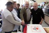 Servidores do Hospital São José cortam o bolo pelos 110 anos da instituição - Fotografo: Secretaria da Saúde/Divulgação - Data: 07/06/2016