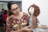 Proponente do projeto Viartesanias, Rita da Costa, com o boneco Igor, da artesã Aurea Pfiffer Sherif - Fotografo: Rogerio da Silva - Data: 29/03/2016