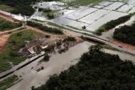 Áreas de risco em Joinville, Rio Águas Vermelhas na ponte da rua Minas Gerais - Fotografo: Rogerio da Silva - Data: 23/09/2013
