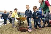 Crianças do CEI Meu Primeiro Mundo plantam mudas na unidade em celebração ao Dia do Meio Ambiente - Fotografo: Rogerio da Silva - Data: 05/06/2014