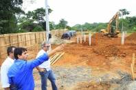 O prefeito Carlito Merss visitou na manhã desta terça-feira (14/02) obras no bairro Jardim Paraíso. Dentre elas a construção da Escola Municipal Thereza Mazzolli Hreisemnou - Fotografo: Kátia Nascimento - Data: 14/02/2012