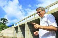 A comunidade da zona rural do bairro Vila Nova recebeu oficialmente neste sábado (26/11) a entrega  da reconstrução de 11 novas pontes, que antes eram de madeira e agora são todas de concreto. O prefeito Carlito Merss visitou cinco delas. Esta é a Alberto Valentini  - Fotografo: Mauro Artur Schlieck - Data: 26/11/2011