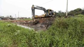 Subprefeitura Sudoeste realiza limpeza de vala no Santa Mônica - Fotografo: Rogerio da Silva - Data: 29/07/2015