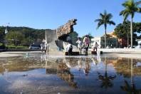 Participantes do projeto Monumentos fazem a limpeza da obra na Praça Dario Salles - Fotografo: Rogerio da Silva - Data: 17/06/2013