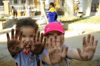 	Nesta quarta-feira (4/7), crianças de um Centro de Educação Infantil ajudaram no plantio de flores na nova Rua das Palmeiras, que será entregue nesta quinta-feira (5/7) - Fotografo: Divulgação - Data: 04/07/2012