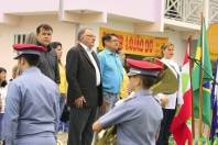 Às margens da rua Emílio Landmann, famílias ansiosas aguardavam o início do desfile da Semana da Pátria da Regional do Aventureiro, organizado em parceria com o grupo de lideranças do bairro, na manhã desta quinta-feira (6/9). - Fotografo: Mauro Artur Schlieck - Data: 06/09/2012
