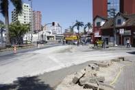 A Prefeitura, por meio da Unidade de Pavimentação da Secretaria de Infraestrutura - Seinfra, está realizando nesta sexta-feira (28/10) obras de recape asfáltico na avenida JK - Fotografo: Kátia Nascimento - Data: 27/10/2011