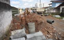Troca de tubulação para pavimentação com lajotas na rua Presidente Artur Bernardes no Itaum - Fotografo: Phelippe José - Data: 21/01/2015