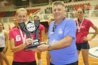 Atleta Nina Soares recebe troféu de vice-campeã citadina de voleibol das maõs do árbitro Toti. - Fotografo: Phelippe José - Data: 03/12/2013