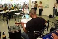 	As pessoas que almoçaram no Restaurante Popular nesta quarta-feira (11/4) foram prestigiadas com música ao vivo. Os meninos da Escola de Samba Fusão do Samba animaram o almoço no aniversário de 4 anos do restaurante. - Fotografo: Kátia Nascimento - Data: 11/04/2012