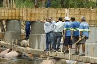 O prefeito Carlito Merss esteve na manhã desta quinta-feira (10/11) na região de Pirabeiraba e visitou as obras da Ponte do Rio Seco - Fotografo: Kátia Nascimento - Data: 10/11/2011