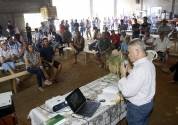Prefeito Udo Döhler durante o Dia de Campo sobre o cultivo do Arroz na Estrada Blumenau - Fotografo: Jaksson Zanco - Data: 22/03/2013