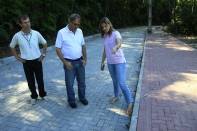 Prefeito Carlito Merss e a presidente do Ippuj Roberta Schiessl vistoriaram nesta quinta-feira (8/3) obras de implantação do Parque Morro do Boa Vista.  - Fotografo: Kátia Nascimento / Secom - Data: 08/03/2012