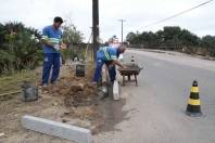 Ações da Subprefeitura Distrital de Pirabeiraba beneficiam a comunidade, elevação de meio-fio na rua XV de Outubro - Fotografo: Rogerio da Silva - Data: 13/08/2013