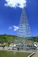 A Prefeitura de Joinville, em parceria com a CDL ), está investindo R$ 1 milhão na iluminação de Natal. A instalação destes equipamentos decorativos começou em 24 de outubro. A Prefeitura vai inaugurar a nova iluminação na noite da próxima quinta-feira - Fotografo: Mauro Artur Schlieck - Data: 17/11/2011