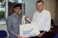 Presidente do Clube de Oratória e Liderança, Mário Lúcio Floriani (E), entrega vídeo sobre o Rio Cachoeira ao presidente da Fundema, Eni Voltolini. - Fotografo: Ana Keller - Data: 22/03/2012