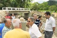 A comunidade do bairro Vila Nova recebeu oficialmente neste sábado (26/11) a entrega  da reconstrução de 11 novas pontes, que antes eram de madeira e agora são de concreto. O prefeito Carlito Merss acompando de uma comitiva e moradores visitou cinco delas. Esta é a Eugênio Schneider - Fotografo: Mauro Artur Schlieck - Data: 26/11/2011