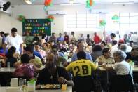 	As pessoas que almoçaram no Restaurante Popular nesta quarta-feira (11/4) foram prestigiadas com música ao vivo. Os meninos da Escola de Samba Fusão do Samba animaram o almoço no aniversário de 4 anos do restaurante. - Fotografo: Kátia Nascimento - Data: 11/04/2012