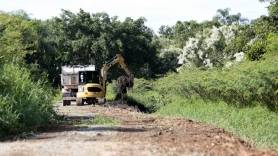 Subprefeitura Sudoeste realiza limpeza de vala no Jativoca - Fotografo: Rogerio da Silva - Data: 25/02/2015