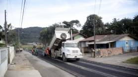 Pavimentação de parte da Estrada Pirabeiraba, parceria Prefeitura e moradores - Fotografo: Rogerio da Silva - Data: 25/04/2016
