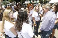	A carreata com as candidatas a Rainha e Princesas da 73ª Festa das Flores aconteceu neste sábado(05/11) pelo centro da cidade e terminou no Mercado Público. O prefeito Carlito Merss prestigiou o evento - Fotografo: Kátia Nascimento - Data: 07/11/2011