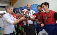 Edson, técnico da equipe de bicicróss da Felej rece troféu de terceiro colocado nos 54º  Jasc em Itajaí. - Fotografo: Phelippe José da Silva - Data: 25/11/2014