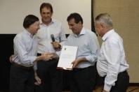 Duplicação da Santos Dumont: diretor da Transtusa (à esq), Waldir Harger, cumprimentado por Cobalchini, pelo termo de doação - Fotografo: Jaksson Zanco - Data: 14/01/2013
