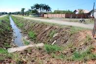 Cerca de 500 famílias estão sendo diretamente beneficiadas com o serviço de limpeza de valas de drenagem que a Prefeitura está realizando na Secretaria Regional do Paranaguamirim. O trabalho atinge moradores de 19 ruas dos loteamentos Ana Júlia, Canaã, Village e Jardim Edilene. - Fotografo: Ruy Ferrari - Data: 20/01/2012