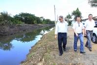 O prefeito Carlito Merss visitou na manhã desta segunda-feira (02/4) a obra de recomposição do canal da rua Noruega, no bairro Boa Vista, executado e concluído no final de março. - Fotografo: Kátia Nascimento - Data: 02/04/2012