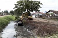 Obras da Subprefeitura Sudoeste, limpeza de vala na rua Aquilino Rodolfo Buzzi - Fotografo: Rogerio da Silva - Data: 03/07/2013