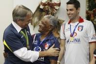 O time da Krona/Joinville/Dalponte esteve na prefeitura de Joinville nesta segunda-feira (05/12) e apresentou ao prefeito Carlito Merss a taça conquistada no último domingo (04/11). O futsal de Joinville é campeão do Taça Brasil de Clubes 2011 na Série C - Fotografo: Kátia Nascimento - Data: 05/12/2011