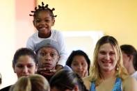 Muitas famílias prestigiaram o Dia da Comunidade na Escola neste sábado (12/5). Imagens da Escola Municipal Amador Aguiar , no Loteamento Ulisses Guimarães. - Fotografo: Kátia Nascimento - Data: 12/05/2012