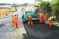 A Prefeitura de Joinville trabalhou neste final de semana (12 e 13 Maio) no recape da rua Papa João 23. Hoje a pavimentação está acontece nas ruas Cerro Verde e Arthur Zoefeld. Estas obras fazem parte da abertura do binário da rua Papa João 23. Na foto a pavimentação da rua Arthur Zoefeld. - Fotografo: Mauro Artur Schlieck - Data: 14/05/2012
