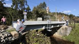 Nova ponte instalada na Estrada Rio do Júlio - Fotografo: Rogerio da Silva - Data: 09/06/2015
