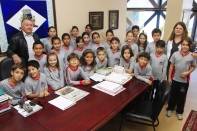 	A alunos da Escola Municipal Vereador Arinor Vogelsanger, bairro Vila Nova, participaram do Hasteamento do Pavilhão Nacional nesta quarta-feira (02/05). Também visitaram a prefeitura e fizeram perguntas para o vice-prefeito Ingo Butzke. - Fotografo: Kátia Nascimento - Data: 02/05/2012