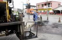 Manutenção da camada de asfalto na Avenida Santos Dumont esquina com Tenente João no Bom Retiro - Fotografo: Phelippe José - Data: 22/07/2015