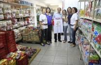 O prefeito Carlito Merss visitou na manhã desta quinta-feira (15/12) o Setor de Abastecimento da secretaria de Assistência Social. O espetáculo Tholl (11/12) arrecadou aproximadamente 3 toneladas de alimentos.  - Fotografo: Kátia Nascimento - Data: 15/12/2011