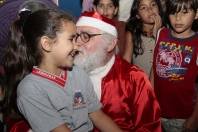 A programação do Natal dos Sonhos chegou nesta sexta-feira (02/12) até a regional do Vila Nova. Depois da bateria dos fogos Papai Noel fez a entrega de doces para a criançada - Fotografo: Mauro Artur Schlieck - Data: 02/12/2011