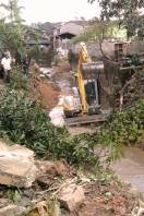 A Seinfra continua limpando rios e valas da cidade. Nesta semana, o serviço continua na região do bairro Floresta. O trecho do rio Bucarein, entre as ruas Santa Maria e São João está sendo limpo - Fotografo: Ruy Ferrari / Secom - Data: 19/09/2011