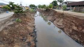 Subprefeitura Nordeste realiza limpeza de vala na rua Gregório Leite - Fotografo: Rogerio da Silva - Data: 04/02/2015