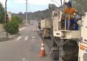 A Prefeitura de Joinville iniciou ontem (10/5) os trabalhos de fresagem para preparar a Rua Papa João 23 para o recapeamento asfáltico.  - Fotografo: Ruy Ferrari - Data: 11/05/2012