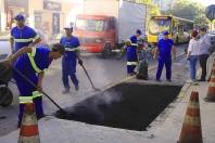 O serviço de manutenção e recuperação de vias, da Secretaria de Infraestrutura Urbana de Joinville (Seinfra) trabalha na adequação do estacionamento de um trecho da Rua Dos Príncipes. - Fotografo: Mauro Artur Schlieck - Data: 02/07/2012